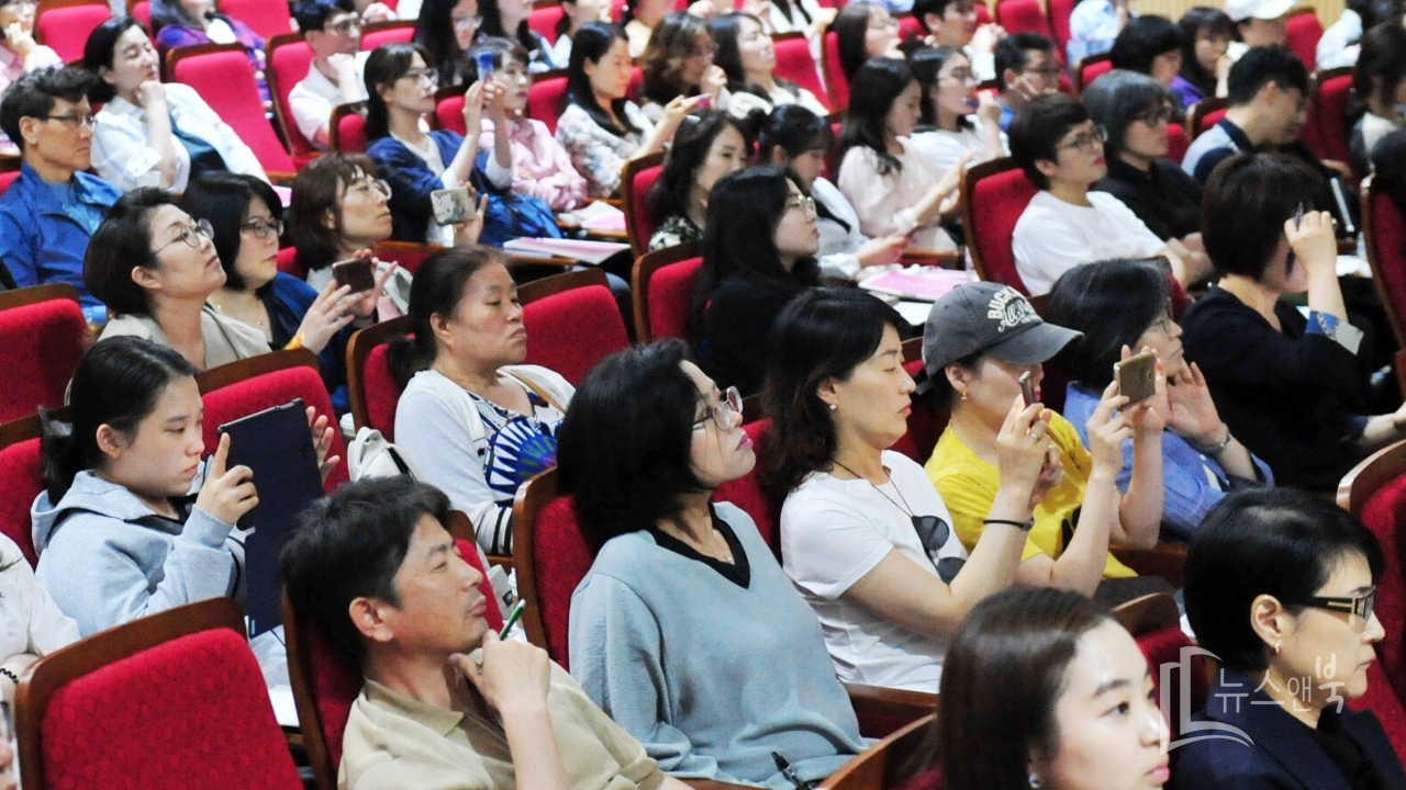 18일 2020학년도 서울대학교 입시설명회가 대전시교육청 강당에서 열린 가운데 고3학생과 학부모, 교사들이 강연자의 강연을 진지하게 경청하고 있다. 이선규 기자 yongdsc@newsnbook.com