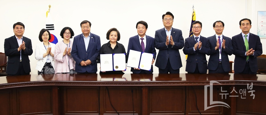 김종필 전 국무총리 장녀 김예리씨와 국회도서관이 협약서를 체결하고 있다. 국회도서관 제공