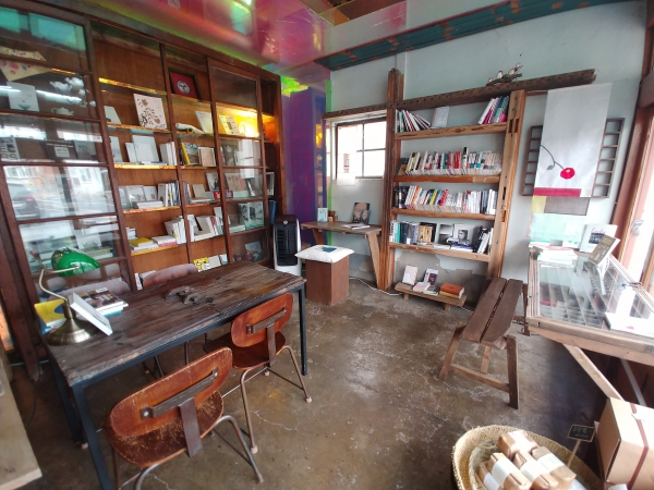 1980년대 국민학교를 연상시키는 내부 모습. 책상 하나하나에 피식 웃음이 나올 정도이다. 이선규 기자 yongdsc@newsnbook.com