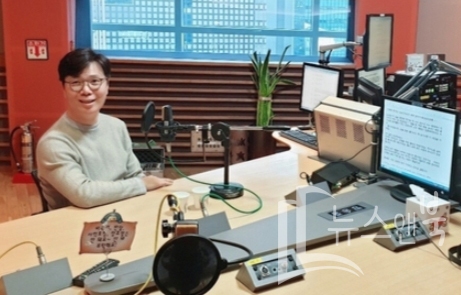 MBC FM4U ‘배철수의 음악캠프’ DJ로 변신하는 소설가 김영하의 모습. MBC 제공