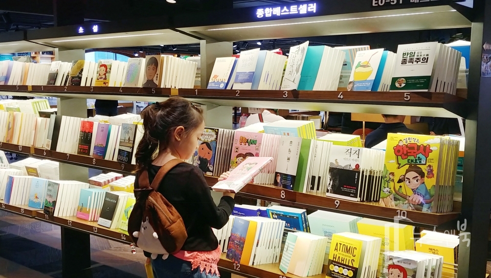 8일 대전 서구 둔산동 한 대형서점에서 한 초등학생이 베스트셀러 '흔한남매'를 읽고 있다.  이선규 기자 yongdsc@newsnbook.com