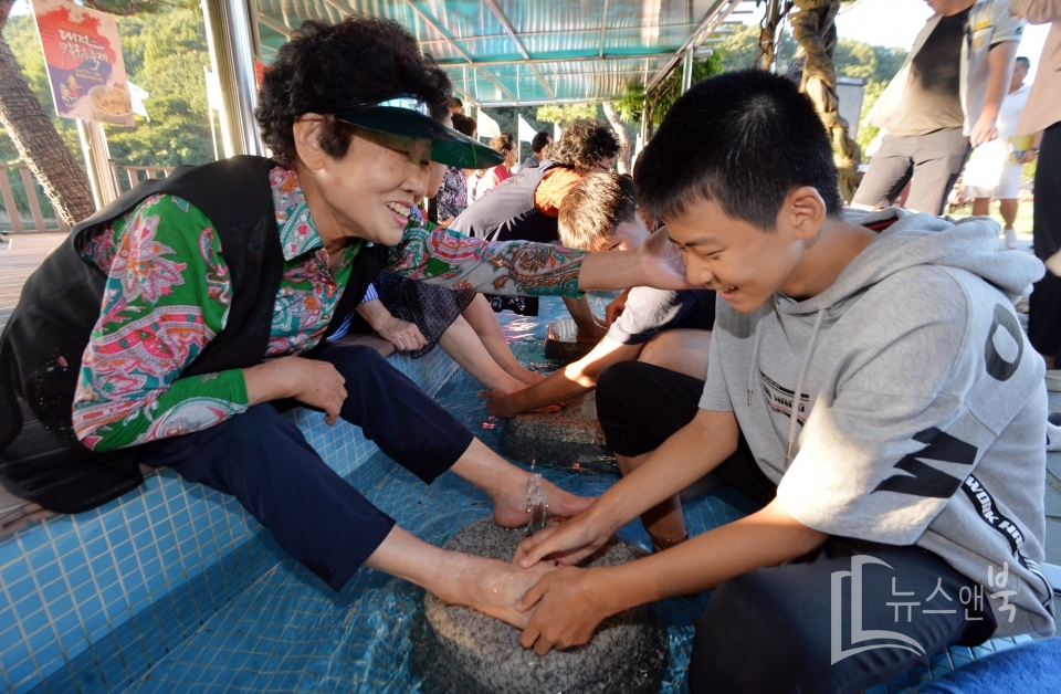 18일 대전 중구 뿌리공원에서 '어르신 초청 세족식'이 열린 가운데 학생들이 어르신의 발을 닦아 드리고 있다. 이선규 기자 yongdsc@newsnbook.com 