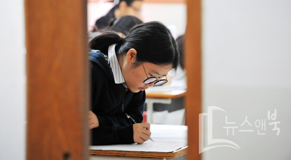 13일 대전의 한 고등학교에서 수험생이 막바지 공부에 몰두하고 있다. 이선규 기자 yongdsc@newsnbook.com