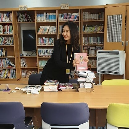채시라, 초등학교 도서봉사 인증 "책과 함께한 추억" (사진-채시라 인스타그램)