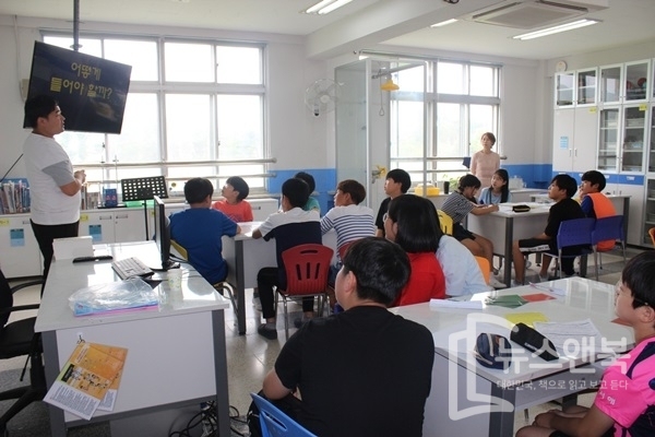 충남교육청이 실시하는 학교 독서토론 동아리 활동 모습. 충남교육청 제공