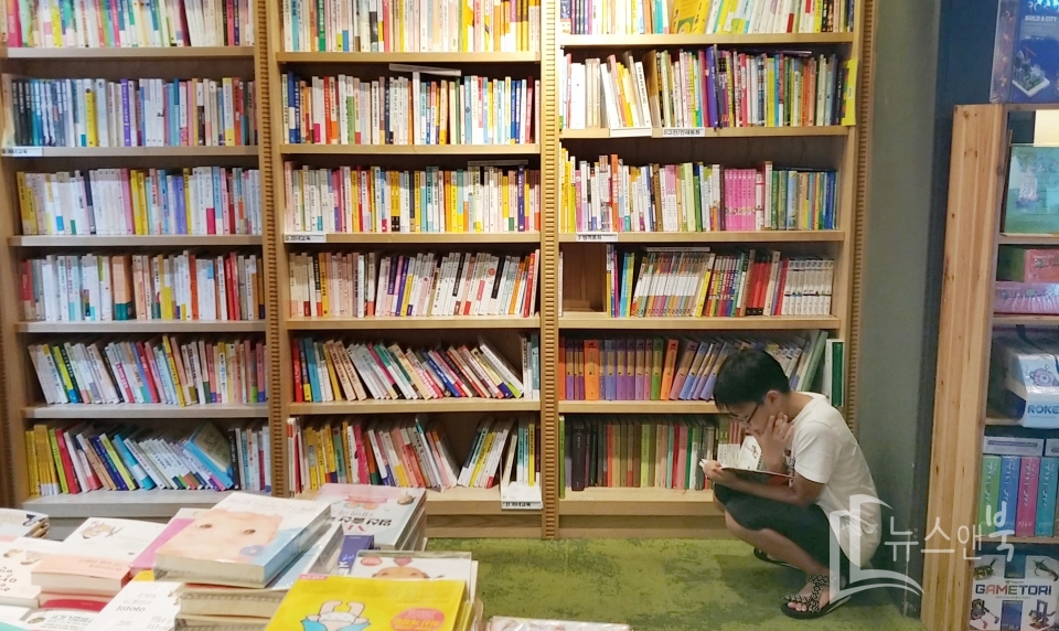 아침저녁으로 선선한 날씨가 이어지고 있는 가운데 16일 대전 중구 한 대형서점에서 한 학생이 쪼그려앉아 독서삼매경에 빠져있다.  이선규 기자 yongdsc@newsnbook.com