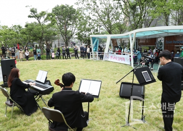 대전 서구청 주최로 코로나 블루로 지쳐있는 시민들을 위해 대전최초 발코니 음악회를 개최했다.