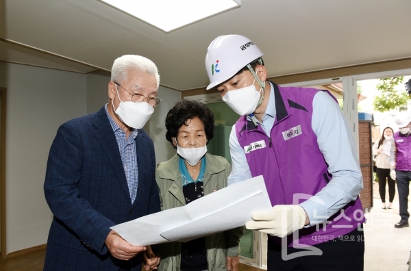 금성백조 정성욱 회장(맨 왼쪽)과 국가유공자 가족 김동순