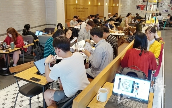 대전 유성구의 한 카페가 공부하는 학생들로 가득차 있다.&nbsp; 이선규 기자 yongdsc@newsnbook.com<br>