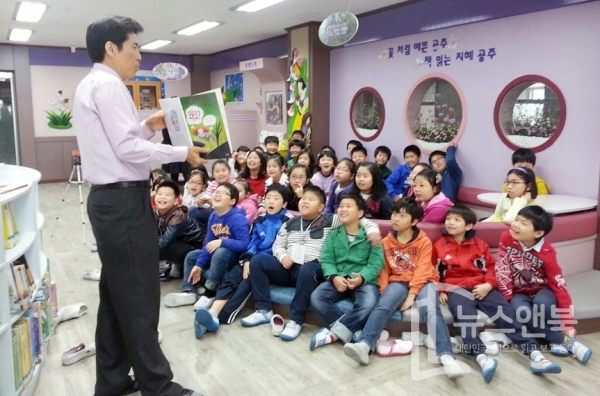계룡문고 이동선 대표가 어린이들에게 책을 읽어주고 있다. (이동선 대표 SNS)