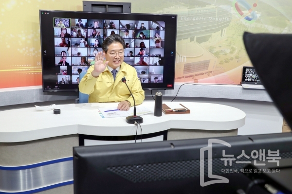 김홍장 당진시장의 개막 강연 ‘당진의 글로컬리제이션’을 진행하고 있다.