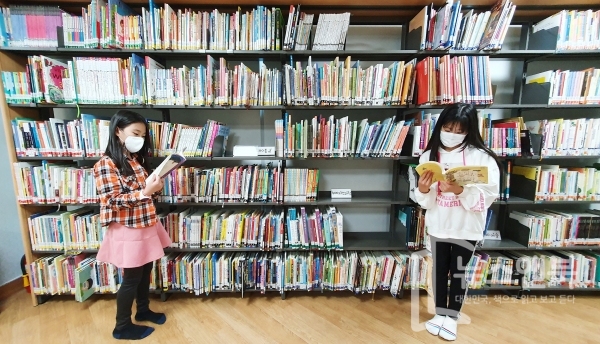 대전 유성구 송강마을도서관에서 마스크를 쓴 어린이들이 책을 읽고 있다. 