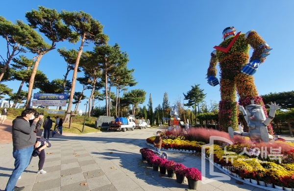 대전 유성구 유림공원일원에 11m의 로보트 태권브이가 전시돼 눈길을 끌고 있다. 