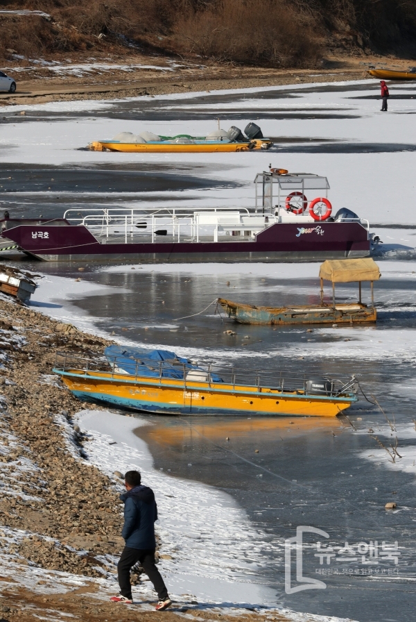 올 겨울 들어 가장 추운날씨를 보이며 전국이 영하10도이하로 열흘 넘게 이어가자 9일 충북 옥천 대청호 상류 안터마을에는 정박해 있던 선박들이 얼음에 꽁꽁 얼어 갇혀 있다. 전우용 기자