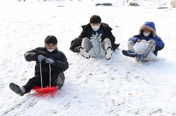 한파와 함께 눈이 많이 내린 가운데 지난 11일 대전 유성구 은구비공원에서 학생들이 눈썰매를 타며 즐거운 시간을 보내고 있다. 전우용 기자