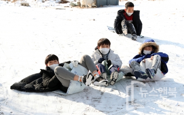 한파와 함께 눈이 많이 내린 가운데 지난 11일 대전 유성구 은구비공원에서 학생들이 눈썰매를 타며 즐거운 시간을 보내고 있다. 전우용 기자