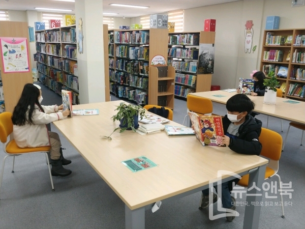 겨울방학을 맞은 학생들이 예산도서관에서 책을 읽고 있다.