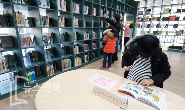 겨울방학을 맞아 22일 대전의 한 도서관에서 한 초등학생이 거리두기를 지키며 책을 읽고 있다. 전우용 기자