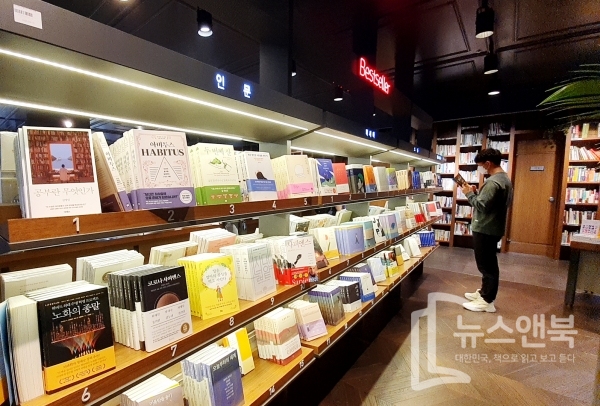 휴일인 12일 대전 서구 한 서점에서 마스크를 쓴 시민이 베스트셀러 책을 살펴보고 있다. 전우용 기자
