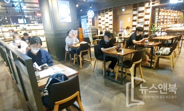 커피한잔과 자신을 위해 시간을 보낼 수 있는 북카페서점에서 책을 읽고 있다. 