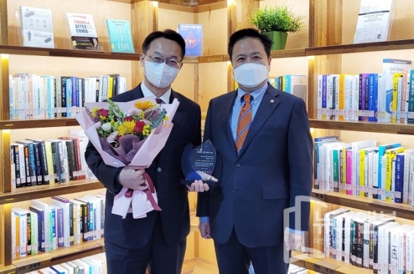 조해진 의원(왼쪽)이 현진권 국회도서관장으로부터 박병석 국회의장을 대리해 상패를 수여받고 있다.  사진=조해진 의원실 제공.