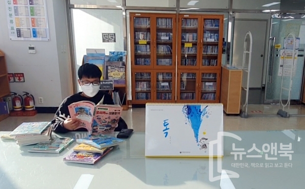 "마스크를 써 갑갑한 기분은 들지만 집보다 도서관에서 읽는 책이 더 재미있어요" 지난달 28일 대전 동구청내 위치한 가오도서관에서 마스크를 쓴 한 학생이 독서삼매경에 빠져있다.  전우용 기자