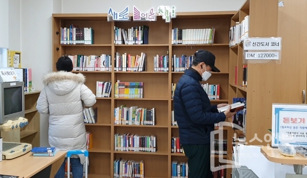 아침저녁으로 큰 일교차를 보이고 있는 가운데 25일 대전 서구 둔산도서관에서 마스크를 쓴 시민들이 새로 들어온 책을 고르고 있다. 전우용 기자
