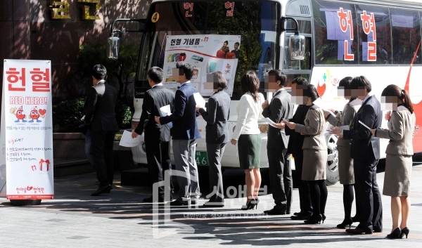 지난달 대전 서구 헌혈버스에서 열린 헌혈캠페인에 참여하기 위해 사람들이 줄지어 기다리고 있다.