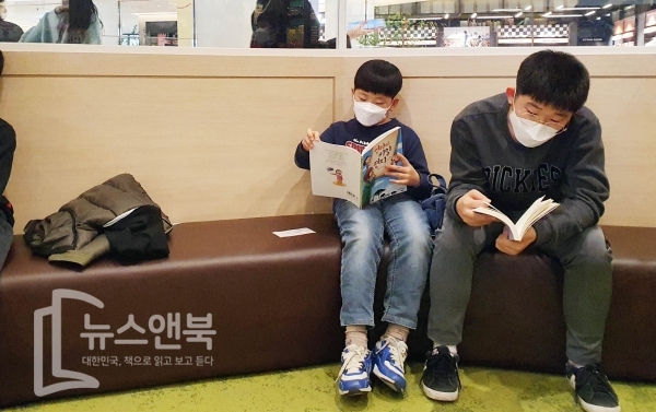 전국적으로 봄비가 내린 가운데 휴일인 28일 대전 유성구 한 서점에서 마스크를 쓴 형제가 책을 읽고 있다. 전우용 기자