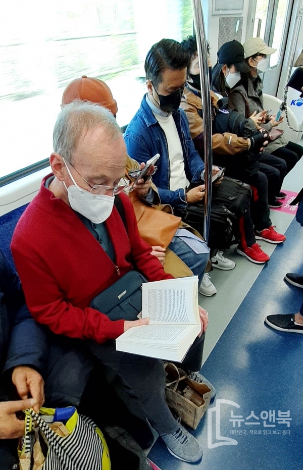 5일 서울 5호선 지하철에서 스마트폰 사용이 주를 이루는 시민들 사이에서 한 외국인이 책을 읽고 있다. 전우용 기자