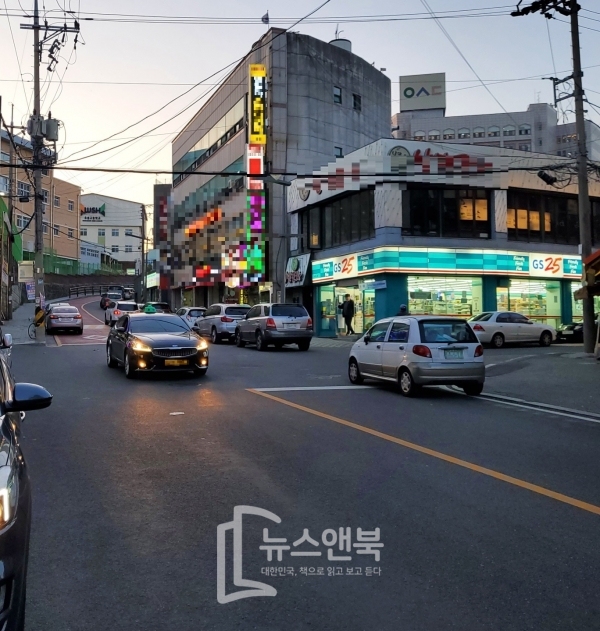 대전 사회적 거리두기 2단계 격상이 적용된 8일 우송대학교 앞 대학로가 저녁시간임에도 한산한 모습이다.