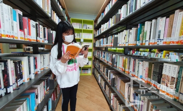 봄을 시샘하듯 4월의 불청객 꽃샘추위가 기승을 부리고 있는 가운데 16일 대전 유성구 송강마을작은도서관에서 마스크를 한 한생이 책을 읽고 있다. 전우용 기자