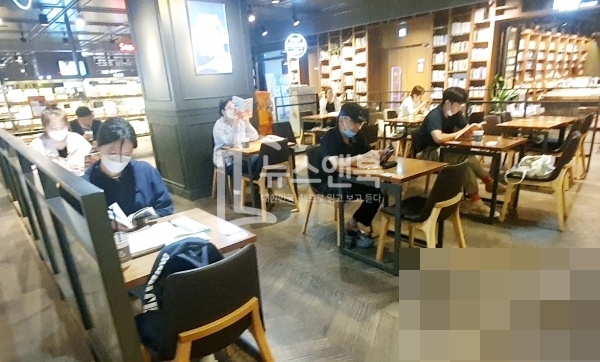 카페에서 공부하는 사람들 (사진-전우용 기자)