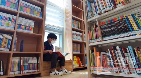 낮기온 30도를 오르내리며 초여름날씨를 보인 가운데 2일 대전 서구 한 도서관에서 마스크를 쓴 학생이 독서삼매경에 빠져있다. 전우용 기자