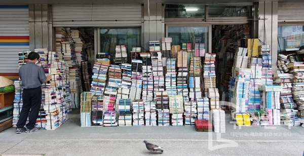 본격적인 무더위가 기승을 부린 가운데 1일 대전시 동구 헌책방 거리에서 한 시민이 높게 쌓여진 책을 고르고 있다. 전우용 기자
