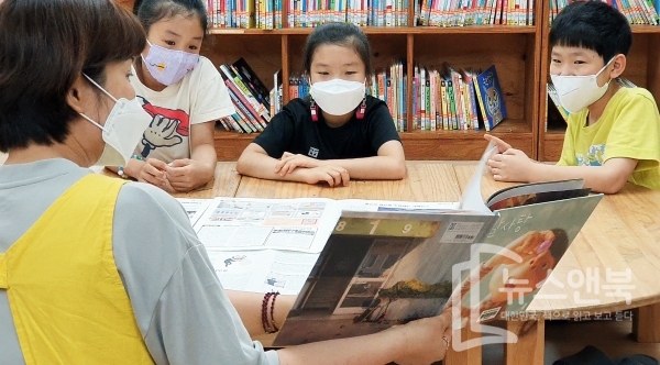 찜통더위로 폭염주의보가 발효중인 가운데 14일 짝꿍마을어린이도서관에서 초등학생들이 책읽어주는 선생님의 얘기에 귀를 기울이는 모습이 사뭇 진지하다. 전우용 기자