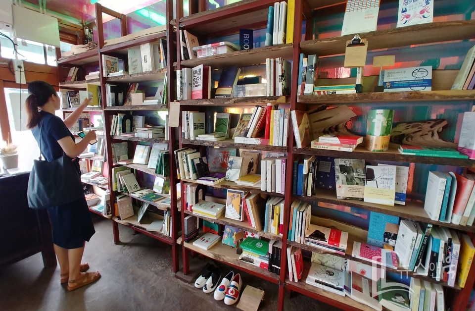 본격적인 무더위가 이어진 가운데 31일 충남 부여군 한 서점에서 한 여성이 책을 고르며 독서삼매경에 빠져 있다.&nbsp; 이선규 기자&nbsp;yongdsc@newsnbook.com