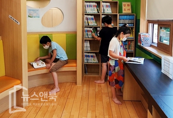 30도를 웃돌며 폭염이 기승을 부리고 있는 가운데 12일 대전 유성구 노은도서관에서 학생들이 마스크를 쓴 채 사회적거리두기를 지키며 책을 읽고 있다. 전우용 기자