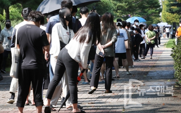 추석 연휴 마지막 날인 22일 오후 대전시청 남문광장에 마련된 임시선별진료소에 신종 코로나바이러스 감염증(코로나19) 진단검사를 받으로 온 시민들이 차례를 기다리고 있다. 전우용 기자
