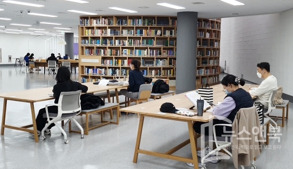 대전의 한 대학도서관에서 마스크를 쓴 학생들이 휴일도 잊은 채 책을 읽고 있다. 전우용 기자