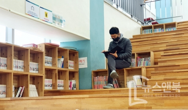21일 대전 유성구 청소년수련관 작은도서관에서 시민들이 책을 읽고 있다. 유성구 청소년수련관 작은도서관에는 추천 도서 서평을 읽어보고 추천받을 수 있다. 읽고 싶었던 책, 궁금했던 책 대여가 편함을 알려준다. 전우용 기자