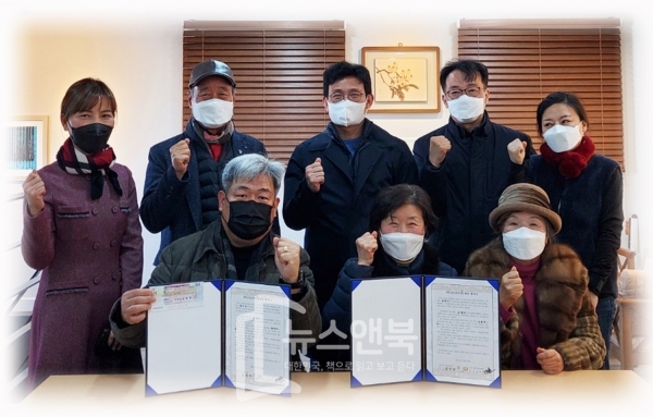 한금산문학상 제정 회의가 끝난 후 운영 위원들이 단체 사진을 촬영하고 있다.