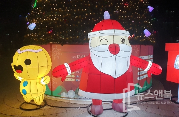 대전 서구 보라매공원에 크리스마스트리와 아트빛터널 조형물이 설치돼 눈길을 끌고 있다. 크리스마스인 25일 밤 연인과 가족단위 나들이객들이 기념촬영을 하며 추억을 남기고 있다. 전우용 기자