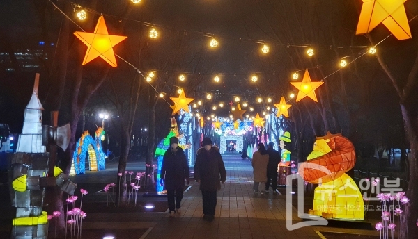 대전 서구 보라매공원에 크리스마스트리와 아트빛터널 조형물이 설치돼 눈길을 끌고 있다. 크리스마스인 25일 밤 연인과 가족단위 나들이객들이 기념촬영을 하며 추억을 남기고 있다. 전우용 기자