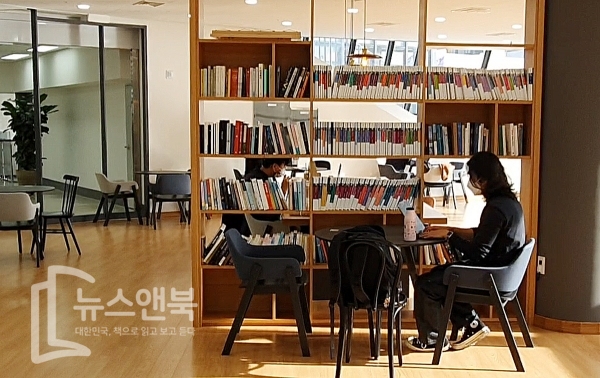 대전 유성구 한 도서관에서 마스크를 쓴 학생들이 책을 읽고 있다. 전우용 기자