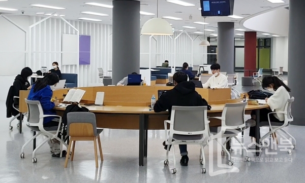 10일 대전의 한 도서관에서 학생들이 오디오북을 들으며 책을 읽고 있다. 전우용 기자
