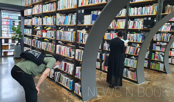 서울 중구 한 서점에서 시민들이 책을 고르고 있다. (사진=하장수 기자)