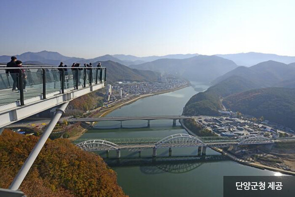 충북 단양여행 남한강 절벽 산책로 (사진출처=단양군)