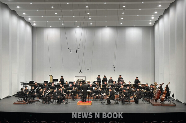 2023년 10월 8일 MJ윈드오케스트라 단원들이 대전예술의전당에서 제2회 정기연주회를 선보이고 있다.