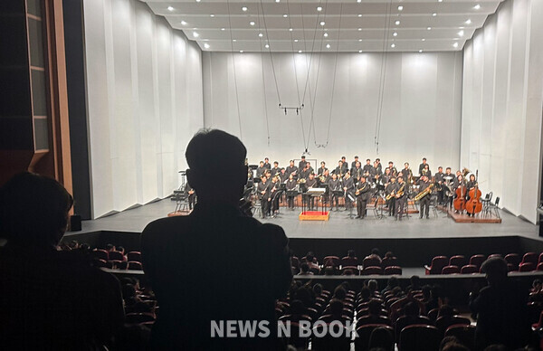 2023년 10월 8일 대전예술의전당 MJ윈드오케스트라 제2회 정기연주회를 찾은 관객들이 기립 박수를 치는 모습.